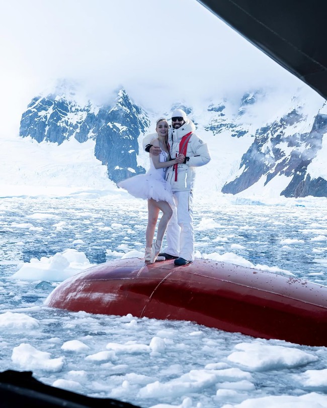 “Awalnya saya takut, jadi saya mulai perlahan-lahan,” ungkap Victoria kepada CNN International. Ia menghampiri bagian bawah kapal dengan perahu karet sebelum akhirnya beraksi sembari direkam oleh kekasihnya yang seorang fotografer dan koreografer Mathieu Forget. (Foto: Instagram/@victoriadauberville)