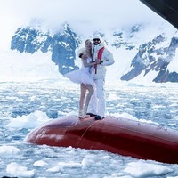 “Awalnya saya takut, jadi saya mulai perlahan-lahan,” ungkap Victoria kepada CNN International. Ia menghampiri bagian bawah kapal dengan perahu karet sebelum akhirnya beraksi sembari direkam oleh kekasihnya yang seorang fotografer dan koreografer Mathieu Forget. (Foto: Instagram/@victoriadauberville)