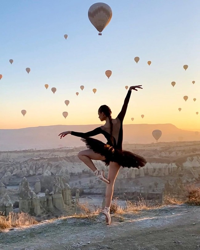 Pada 2021, ia mulai membagikan kreasi tariannya di media sosial, yang berhasil menarik jutaan penonton. Dalam beberapa tahun terakhir, Victoria telah berkolaborasi dengan berbagai seniman multidisiplin dan atlet tingkat tinggi untuk Olimpiade 2024 Paris. (Foto: Instagram/@victoriadauberville)