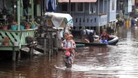 Pemukiman warga di daerah tersebut dilanda banjir sejak sepekan lalu akibat luapan air sungai yang berasal dari banjir di Rokan Hulu, Riau. Foto: ANTARA FOTO/ASWADDY HAMID
