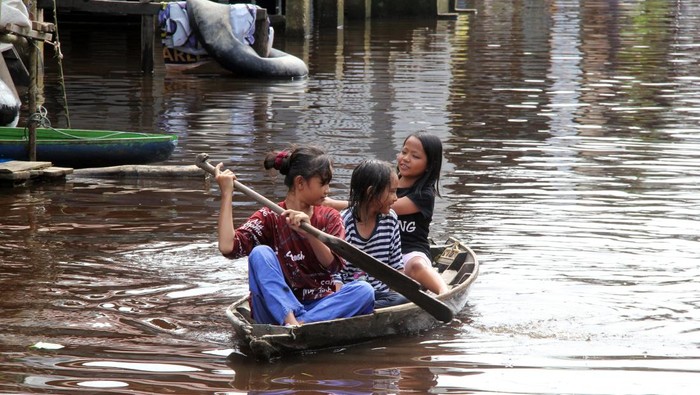 Banjir di Tanah Putih Rohil Warga melintasi banjir di Kecamatan Tanah Putih Rokan Hilir, Riau, Selasa (4/2/2025). Pemukiman warga di daerah tersebut dilanda banjir sejak sepekan lalu akibat luapan air sungai yang berasal dari banjir di Rokan Hulu Riau. ANTARA FOTO/Aswaddy Hamid/Spt.