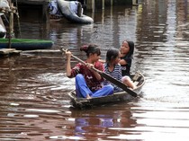 Mendayung Sampah di Banjir Tanah Putih Rohil