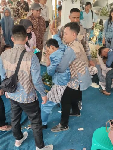 Bapak pengantin dan keponakan dari pengantin wanita tiba-tiba kesurupan saat acara resepsi Bapak pengantin dan keponakan dari pengantin wanita tiba-tiba kesurupan saat acara resepsi masih berlangsung. Postingan tersebut langsung viral di TikTok.