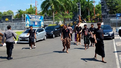 Beberapa warga dan keluarga Made Agus Aditya (26) mendatangi Polres Gianyar, Rabu (5/2/2025).
