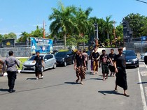 Puluhan Warga Geruduk Polres Gianyar, Tuntut Kejelasan Kasus Pembunuhan Agus