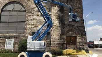 Gereja di Detroit yang baru dicuci. Sebagian orang mengira memang batu yang menyusunnya berwarna hitam. Foto: DetroitStalker via Bored Panda