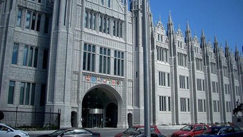 Marischal College di Aberdeen, bangunan granit terbesar ke-2 di dunia, telah dibersihkan. Ini before-after struktur tersebut. Foto: via Bored Panda