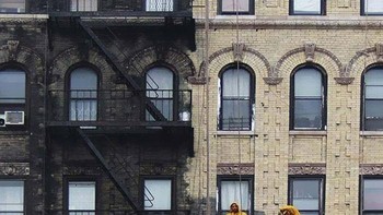 Gedung di New York yang dibersihkan. Before dan after-nya terlihat jelas ya, bedanya. Foto: Trevor Little via Bored Panda