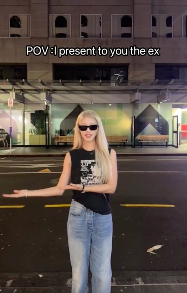 Begini gayanya ketika membuat video TikTok menggunakan lagu Rose BLACKPINK. Banyak orang mungkin akan mengira bahwa dia benar Rose karena penampilannya. Foto: Dok. TikTok @brittneygogogo