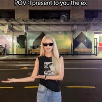 Begini gayanya ketika membuat video TikTok menggunakan lagu Rose BLACKPINK. Banyak orang mungkin akan mengira bahwa dia benar Rose karena penampilannya. Foto: Dok. TikTok @brittneygogogo