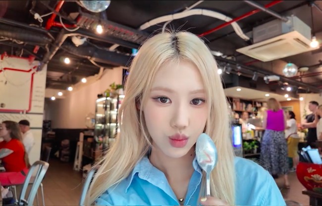 Seorang fans dengan akun @brittneygogogo jadi viral karena penampilannya yang mirip Rose BLACKPINK. Ketika bertemu langsung dengan Rose, sang idol pun sampai terkejut.Foto: Dok. TikTok @brittneygogogo