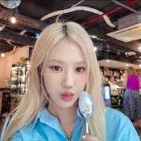 Seorang fans dengan akun @brittneygogogo jadi viral karena penampilannya yang mirip Rose BLACKPINK. Ketika bertemu langsung dengan Rose, sang idol pun sampai terkejut.Foto: Dok. TikTok @brittneygogogo