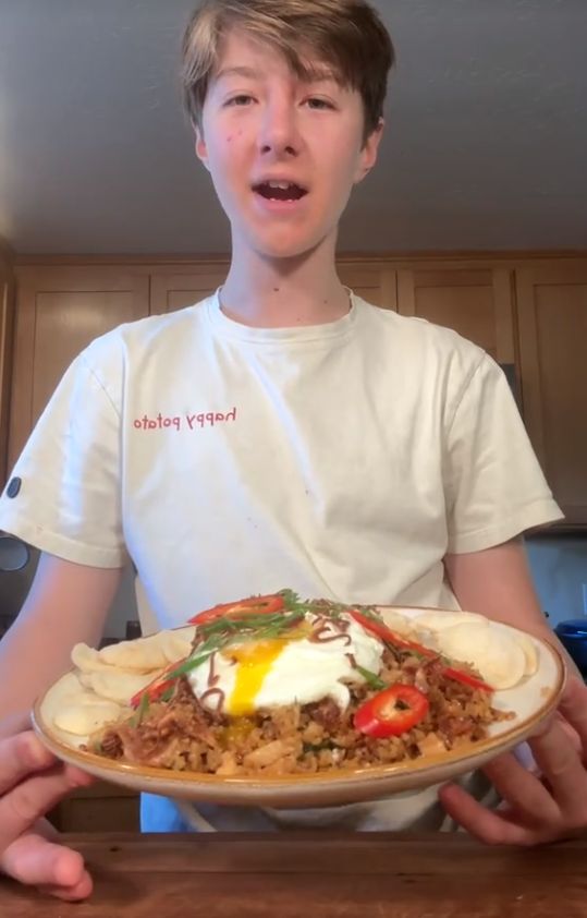 Bule Masak Nasi Goreng dengan Benar Dibanjiri Pujian