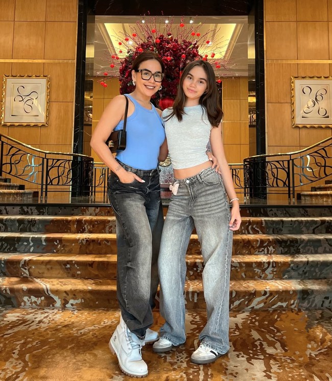 Meski baru berusia 13 tahun namun tinggi Chloe sudah hampir sama dengan sang mama. Gayanya pun terlihat simpel namun tetap stylish dengan kaos crop top abu-abu dipadukan dengan celana baggy jeans senada. Foto: Instagram/@melaney_ricardo