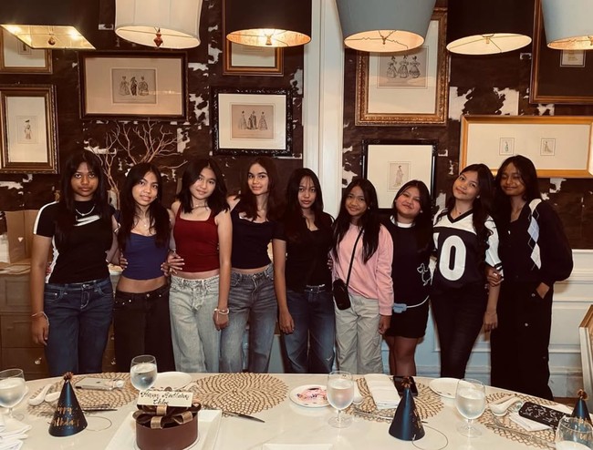 Pose bareng para sahabatnya, penampilan Chloe terlihat cantik dan mempesona. Ia tampaknya senang bergaya simpel namun tetap stylish. Foto: Instagram/@c.chloe_2