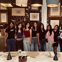 Pose bareng para sahabatnya, penampilan Chloe terlihat cantik dan mempesona. Ia tampaknya senang bergaya simpel namun tetap stylish. Foto: Instagram/@c.chloe_2