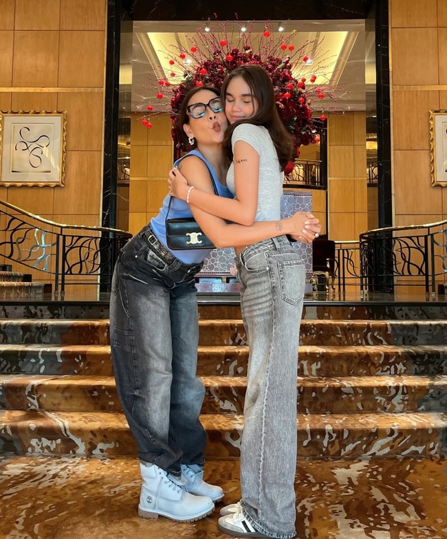 Putri sulung Melanie Ricardo baru-baru ini berulang tahun yang ke-13. Sudah remaja, penampilan Chloe yang makin cantik dan stylish bak model curi atensi. Foto: Instagram/@melaney_ricardo