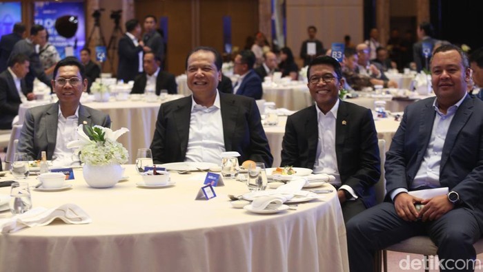 CT Hadiri Outlook Ekonomi DPR Founder & Chairman CT Corp Chairul Tanjung (CT) menghadiri 'Outlook Ekonomi DPR: Bedah APBN 2025 Membangun Kepercayaan Pasar'. Acara digelar di The St Regis Jakarta.