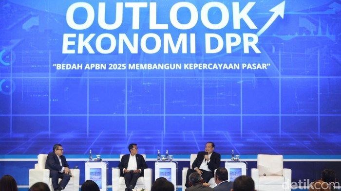 Founder & Chairman CT Corp, Chairul Tanjung, berbicara dalam acara Outlook Ekonomi DPR dipersembahkan oleh Komisi XI DPR RI bersama detikcom dan didukung oleh PT Bank Negara Indonesia (Persero) Tbk, PT Pertamina (Persero), PT Bank Mandiri (Persero) Tbk. Jakarta, Rabu (5/2/2025).