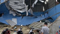 Tampak sebuah gedung olahraga rubuh akibat diterjang angin puting beliung. 