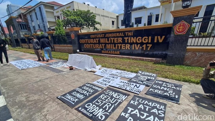 Demo di depan Oditurat Militer Tinggi (Otmilti) IV Makassar.