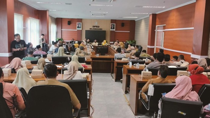 Dengar pendapat kasus bau busuk dari gudang pengolahan tembakau di Bojonegoro
