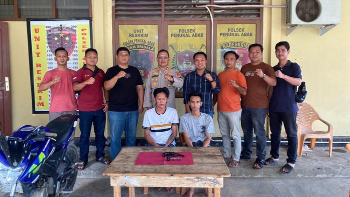 Dua pria di PALI ditangkap karena kedapatan punya senjata api.