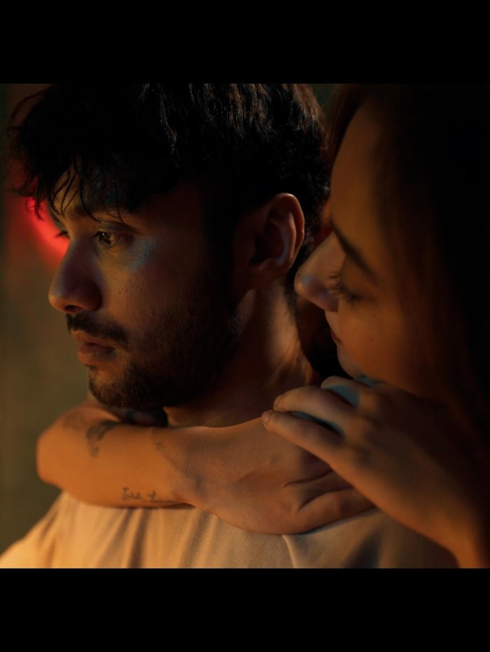 Film Cinta Tak Pernah Tepat Waktu Adegan dalam Cinta Tak Pernah Tepat Waktu