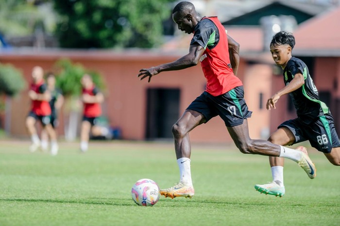Striker Persebaya Flavio Silva