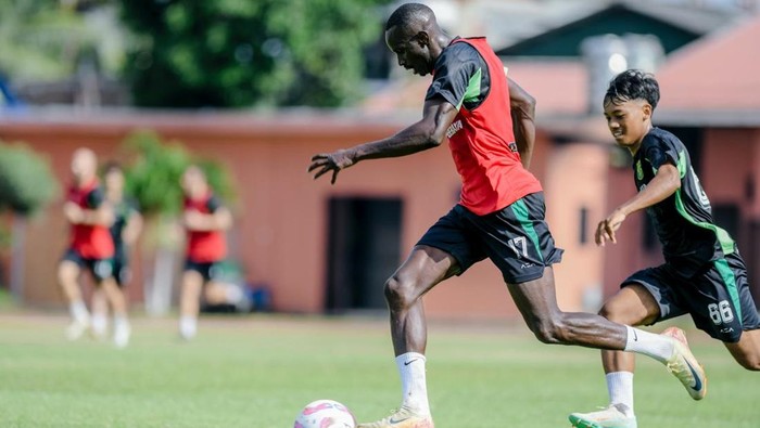 Striker Persebaya Flavio Silva