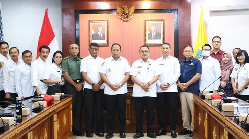 Foto bersama Forum Koordinasi Pencegahan Pemberantasan Penyalahgunaan dan Peredaran Gelap Narkoba (P4GN) di Ruang Rapat Wiswa Sabha Madya, Kantor Gubernur Bali, Rabu (5/2/2025). (Dok. Pemprov Bali)