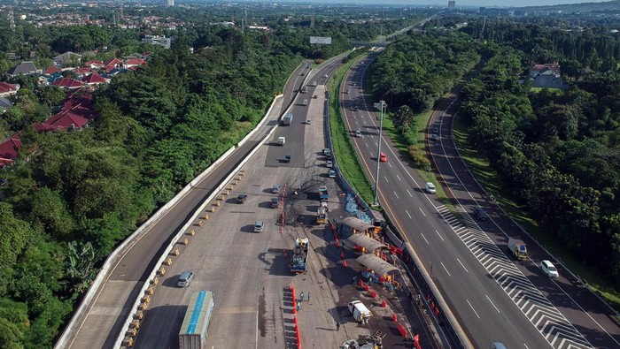 Foto Udara di TKP Kecelakaan Beruntun Tol Ciawi Foto udara petugas membersihkan material akibat kecelakaan beruntun di Gerbang Tol Ciawi 2, Kota Bogor, Jawa Barat, Rabu (5/2/2025). Menurut Sat Lantas Polresta Bogor kecelakaan beruntun yang melibatkan enam kendaraan itu terjadi di GT Ciawi 2 pada Selasa malam (4/2) pukul 23.30 WIB yang menyebabkan delapan orang tewas dan sebelas orang luka berat dan sedang. ANTARA FOTO/Yulius Satria Wijaya/nym.