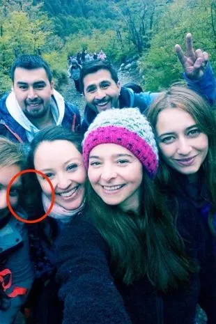 Sekumpulan teman lagi foto bareng, tiba-tiba saja perhatian mereka terfokus pada 'sosok' yang seperti ikutan muncul. Netizen pun merinding dibuatnya.