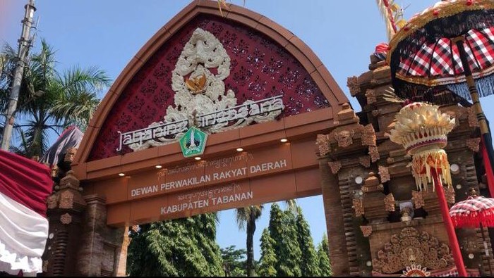 Gapura Kantor DPRD Tabanan senilai Rp 1,96 miliar. (Firizqi Irwan/detikBali)