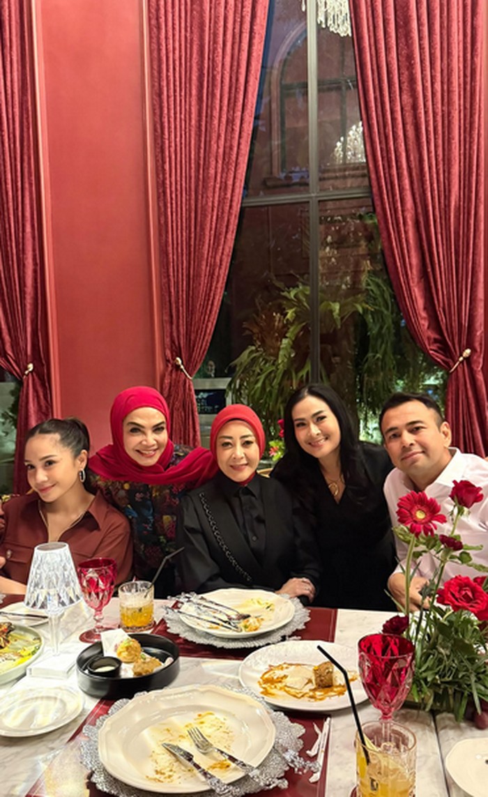 Gaya Asyik Iis Dahlia Makan Mewah hingga Lesehan di Kaki Lima  Gaya Asyik Iis Dahlia Makan Mewah hingga Lesehan di Kaki Lima

