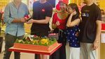 Gaya Asyik Iis Dahlia Makan Mewah hingga Lesehan di Kaki Lima