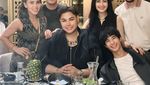 Gaya Asyik Iis Dahlia Makan Mewah hingga Lesehan di Kaki Lima