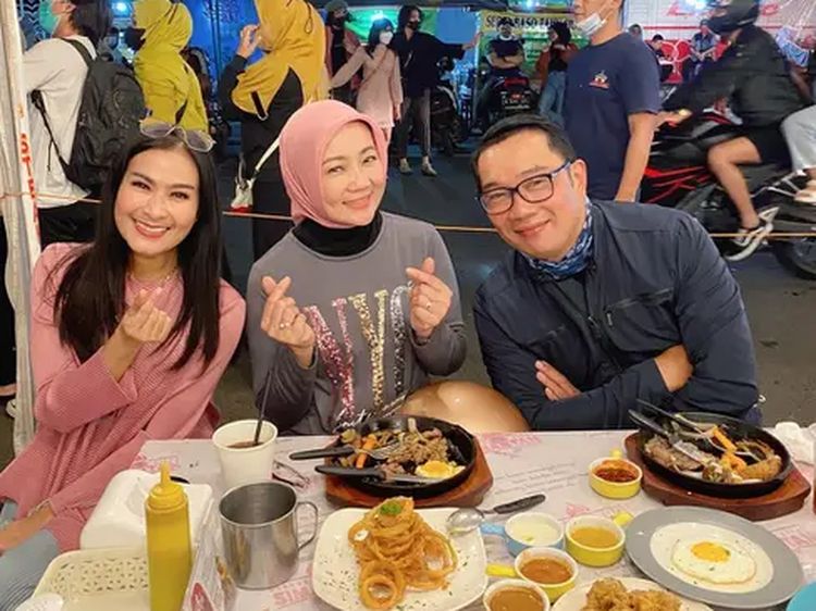 Gaya Asyik Iis Dahlia Makan Mewah hingga Lesehan di Kaki Lima