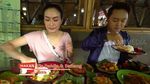 Gaya Asyik Iis Dahlia Makan Mewah hingga Lesehan di Kaki Lima