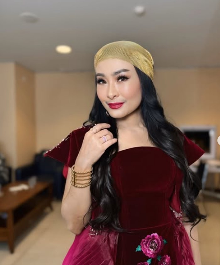Gaya Asyik Iis Dahlia Makan Mewah hingga Lesehan di Kaki Lima
￼