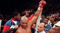 George Foreman kemudian meninggal dunia pada usia 76 tahun. Sosok sangar yang sempat menjadi pendeta itu dikabarkan keluarganya tutup usia dengan damai. (Foto: AFP/JOHN GURZINSKI)