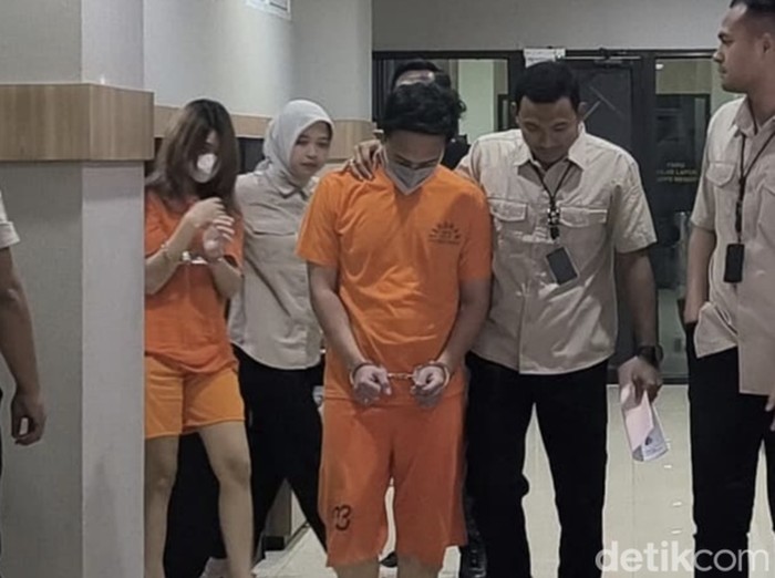 Ichlas dan selebgram selingkuhannya saat berbaju tahanan