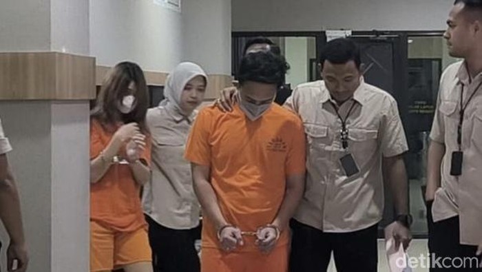 Ichlas dan selebgram selingkuhannya saat berbaju tahanan