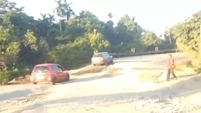 Jalan amblas di turunan Seulawah, Aceh ditimbun. (dok. Istimewa)