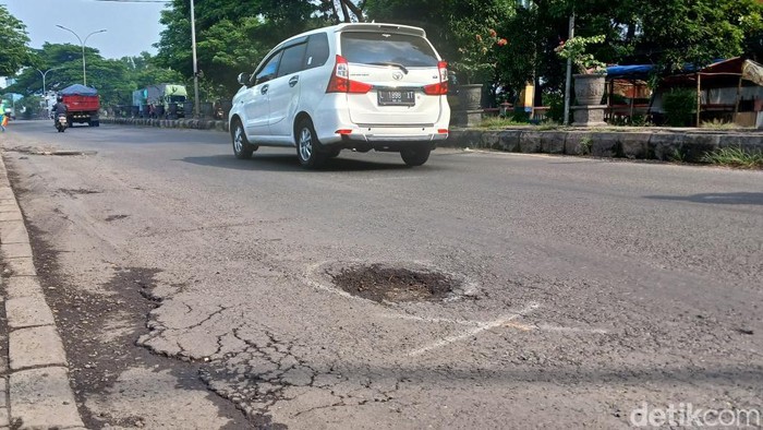 Jalan berlubang di Pasuruan