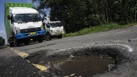 Sebagian besar jalan rusak dan berlubang sedalam sekitar 10-20 centimeter akibat curah hujan tinggi dan beban tonase truk yang berlebihan.