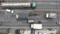 Kerusakan jalan itu bisa memicu kecelakaan.