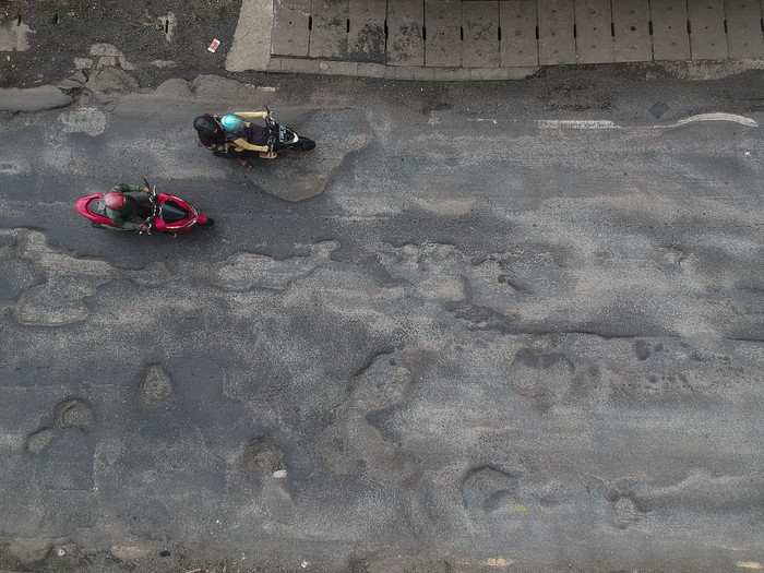 Foto udara sejumlah kendaraan melintasi jalan berlubang di jalur pantura Kabupaten Batang, Jawa Tengah, Rabu (5/2/2025). Jalur pantura Kabupaten Batang sebagian besar rusak dan berlubang sedalam sekitar 10-20 centimeter akibat curah hujan tinggi dan beban tonase truk yang berlebihan sehingga berpotensi menyebabkan kecelakaan pengguna jalan. ANTARA FOTO/Harviyan Perdana Putra/rwa.