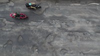 Foto udara sejumlah pengendara motor berusaha menghindari lubang di jalan Pantura Kabupaten Batang, Jawa Tengah, Rabu (5/2/2025).