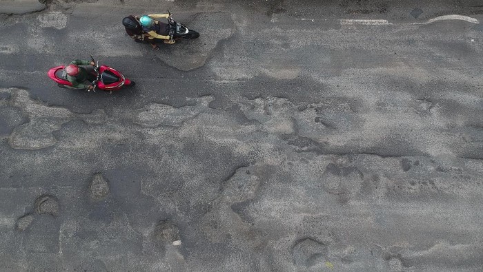 Jalan Pantura Batang Rusak Parah! Lubang Menganga Bisa Picu Kecelakaan Foto udara sejumlah kendaraan melintasi jalan berlubang di jalur pantura Kabupaten Batang, Jawa Tengah, Rabu (5/2/2025). Jalur pantura Kabupaten Batang sebagian besar rusak dan berlubang sedalam sekitar 10-20 centimeter akibat curah hujan tinggi dan beban tonase truk yang berlebihan sehingga berpotensi menyebabkan kecelakaan pengguna jalan. ANTARA FOTO/Harviyan Perdana Putra/rwa.